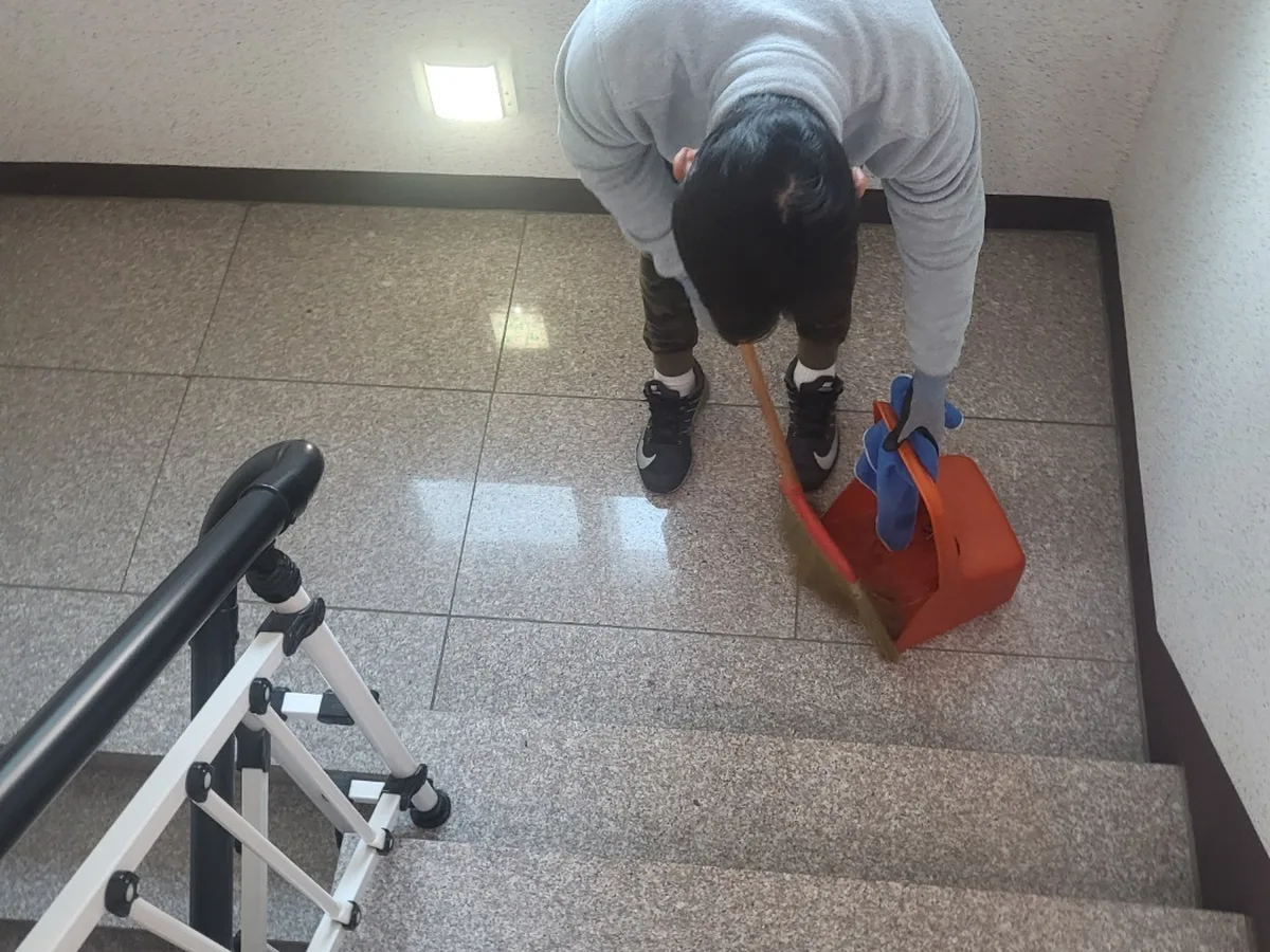 북구 명촌동 빌라 공동현관 장비 주변 정밀 위생청소 사례 - 행진크린