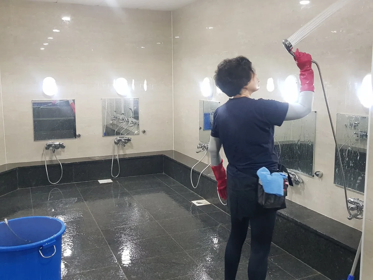 북구 신천동 목욕탕 탈의실·파우더룸 바닥 위생청소 사례 - 행진크린
