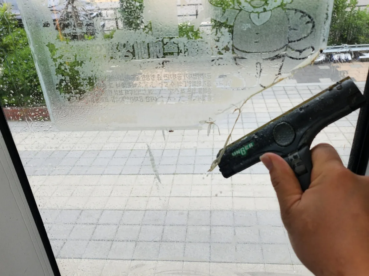 동구 방어동 사무실 고층 외창 장비 주변 정밀 위생청소 사례 - 행진크린